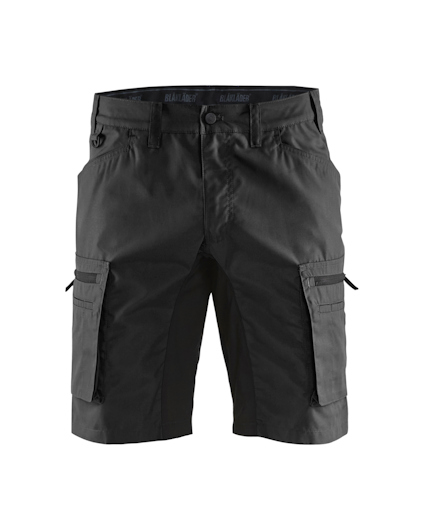 Svarta shorts med långa ben och flera fickor, inklusive låsfickor på sidorna.