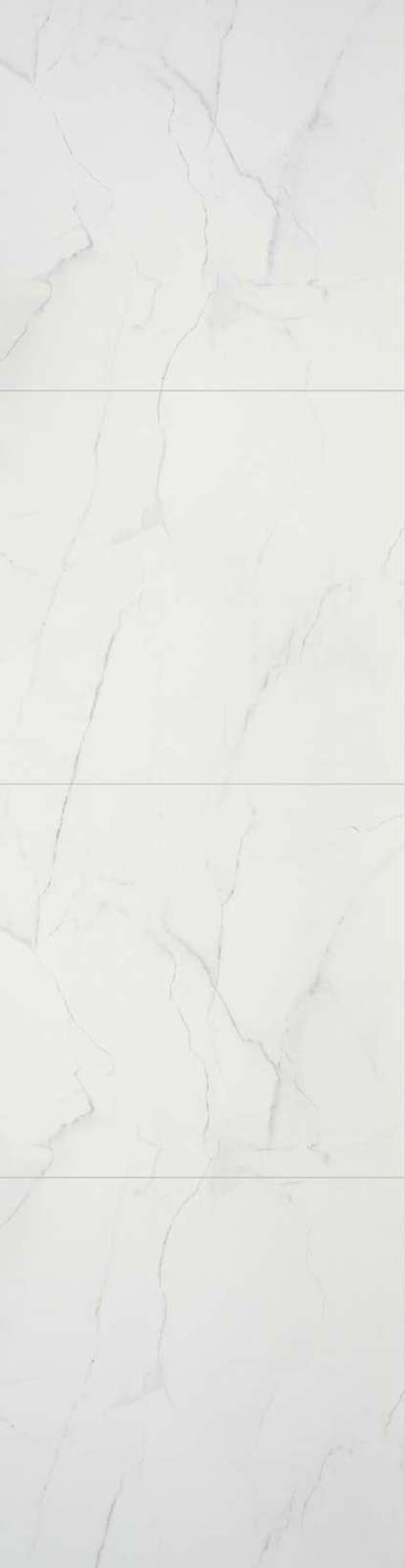 Vit väggskiva med marmormönster i grått; fyra rektangulära paneler staplade vertikalt med subtila linjer.