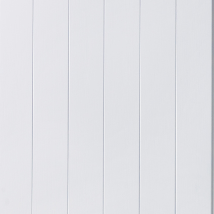 Väggpanel i träfiber i färgen frost med 5 smala, vertikala fasspår på ytan.