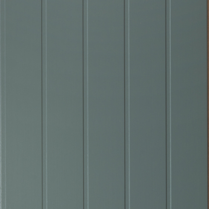 Väggpanel i träfiber i färgen Soft Eucalyptus med 4 smala, vertikala skuggespår på ytan.