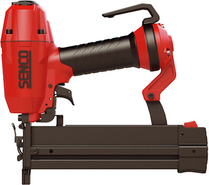 Röd och svart klammerpistol med texten "SENCO" på kroppen, har en ergonomisk handtag och svarta detaljer.