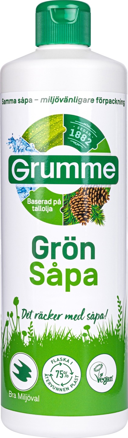 Flaska med Grumme Grön Såpa, etikett med tallkotte, text: "Grön Såpa", "Basera på tallolja", "Det räcker med såpa", miljösymboler.