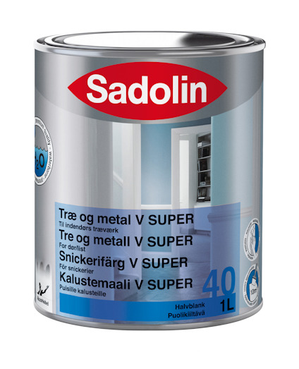 Färgburk med "Sadolin V Super" etikett, visar olika språk och en inomhusmiljö med dörr och vägg.