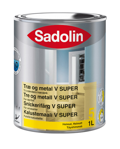 Färgburk av märket Sadolin, etikett visar produktnamn och ordet "V Super", rumsinteriör i bakgrunden.