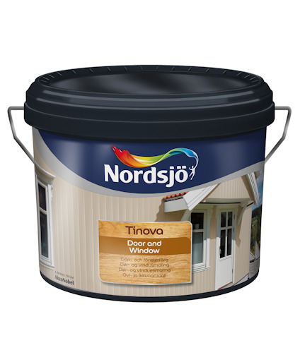 Nordsjö Tinova Door and Window färgburk med etikett i blått och beige, bild av ett hus i bakgrunden.
