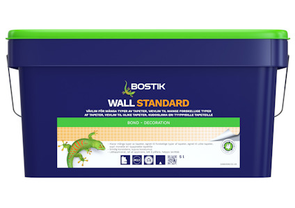 Blå hink med grönt lock, märkt "Bostik Wall Standard", innehåller 5 liter.