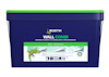 Blå plastbehållare med grönt lock och Bostik-logotyp. Text: WALL COMBI. Bild av en gecko och ikoner.