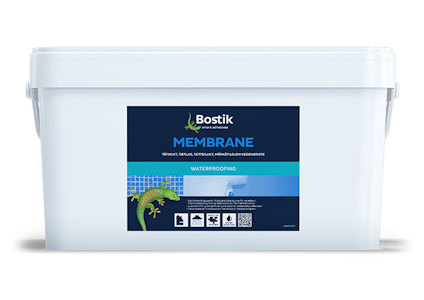 Vit hink med blå etikett märkt "Bostik Membrane Waterproofing" och flera symboler.
