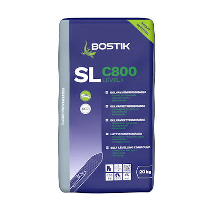 Förpackning av Bostik SL C800 LEVEL+ golvavjämningsmassa, 20 kg, med text och symboler för användning och egenskaper.