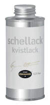 Silverfärgad metallburk med skruvlock, etikett med texten "schellack kvistlack", signatur och "0,25 liter".