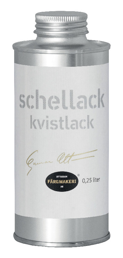 Silverfärgad metallburk med skruvlock, etikett med texten "schellack kvistlack", signatur och "0,25 liter".