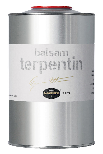 En silvrig metallbehållare med röd skruvkork, etikett med texten "balsamterpentin".
