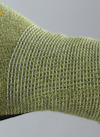 Grön stickad textil med vita ränder och textur.