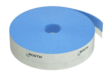 Blå och vit rulle med texten "BOSTIK" tryckt på sidan.