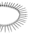 En cirkel av långa metallskruvar i ett plastband, orienterade med spetsarna utåt.