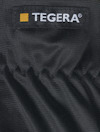 Svart tyg med TEGERA-logotyp i vitt och en liten gul ruta.