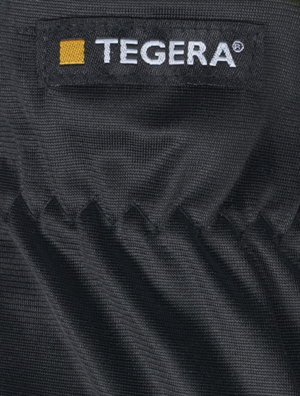 Svart tyg med TEGERA-logotyp i vitt och en liten gul ruta.