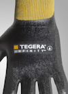 Arbetshandske med svart yta och texten "TEGERA INFINITY" samt en droppsymbol på handens ovansida.