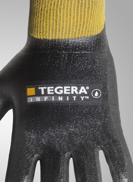 Arbetshandske med svart yta och texten "TEGERA INFINITY" samt en droppsymbol på handens ovansida.