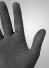 En svartfärgad handske med en gråtonad bakgrund.