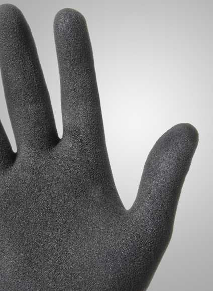 En svartfärgad handske med en gråtonad bakgrund.