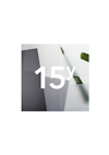 Skiva med siffran "15y" i vitt mot en bakgrund av ljusa och mörka geometriska former.