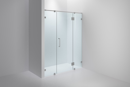 Glasdusch med dörrar och fasta väggar i modern design, kromad handtag och gångjärn. Placeras i ett hörn av ett vitt rum.