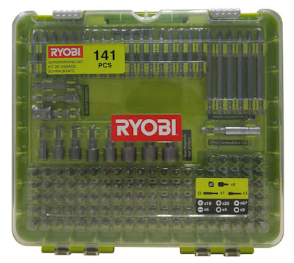 Grön plastlåda med 141 bitar och verktyg i olika storlekar. Innehåller märket "RYOBI" och etiketter med produktinformation.