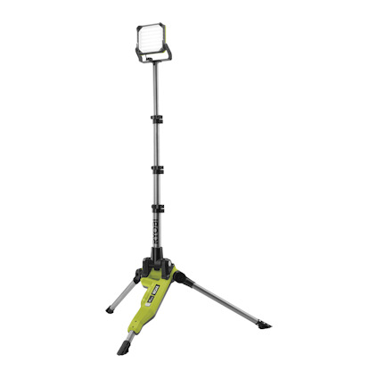 Stativmonterad arbetsbelysning med justerbar teleskopstång och tre ben. Vit lampa med svart och grön bas.