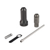 Svart adapterkit med metallkomponenter inklusive fjäder, skiftnyckel och stav.