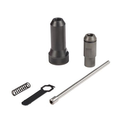 Svart adapterkit med metallkomponenter inklusive fjäder, skiftnyckel och stav.