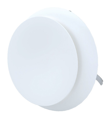 Rund, vit ventilationsenhet med slät yta och två bakomliggande monteringsflikar.