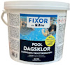 Vit hink med etikett "Fixor by Nitor Pool Dagsklor" och bilder på två simmande barn.
