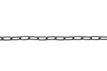 Dekorkedja i antik stil med avlånga länkar i metall placerad horisontellt mot vit bakgrund.