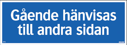Rektangulär blå skylt med vit text: "Gående hänvisas till andra sidan".