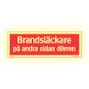 Rektangulär skylt med röd bakgrund och gul kant. Text: "Brandsläckare på andra sidan dörren".