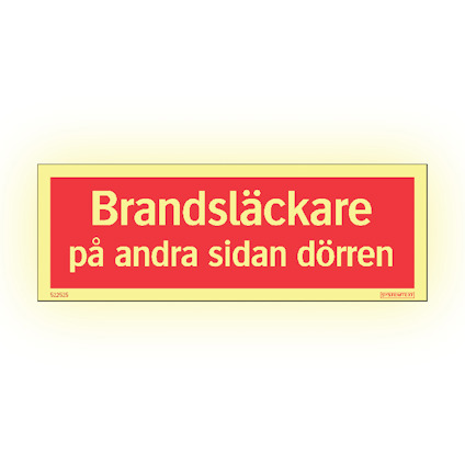 Rektangulär skylt med röd bakgrund och gul kant. Text: "Brandsläckare på andra sidan dörren".