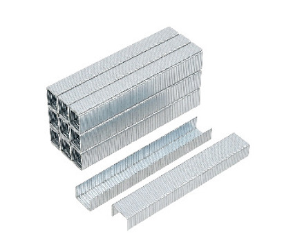 Metallfärgade häftklamrar staplade i flera block, några separerade i förgrunden.