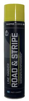 Sprayburk med gul kork och etikett med texten "Master Marker Line Marker Road & Stripe". Svenska flaggan visas längst ner.