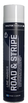 Vit sprayburk med etiketttext: "MASTER MARKER, LINE MARKER, ROAD & STRIPE". Svenska flaggan och texten "MADE IN SWEDEN" syns.