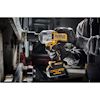 Person som använder en gul och svart DEWALT 18V XR-skruvdragare på en metallbult.