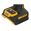 Svart och gul laddare eller batteripack med digital display och knappar. Märket DeWalt är synligt.