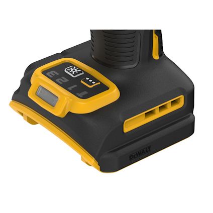 Svart och gul laddare eller batteripack med digital display och knappar. Märket DeWalt är synligt.