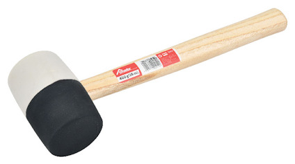 Gummiklubba med trähandtag, svart och vit slagyta. Etikett med röd och vit design synlig på handtaget.