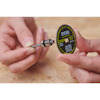 Två händer håller en roterande sågklinga och en metallchuck. Text på klingan: "RYOBI 3.8mm, 35,000 MAX RPM".