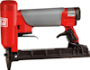 Röd och svart klammerpistol med Senco-logotyp på sidan, ergonomiskt handtag och avtryckare.