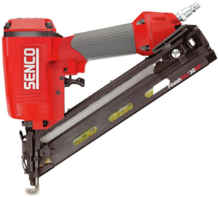 Röd och svart dyckertpistol med märket Senco på sidan, magasin med synliga spik.