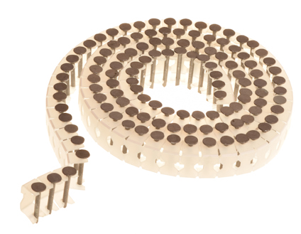 Spiralvriden remsa med sammankopplade takpappspik med plastkrage och rund metallisk huvud.