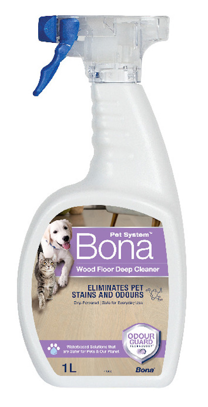 Sprayflaska Bona Pet System Wood Floor Deep Cleaner, 1L, med djurbilder och text om lukt- och fläckborttagning.