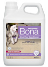 Vit plastdunk med etikett för "Bona Pet System Wood Floor Deep Cleaner". Bild på valp och katt. Volym: 2,5L.